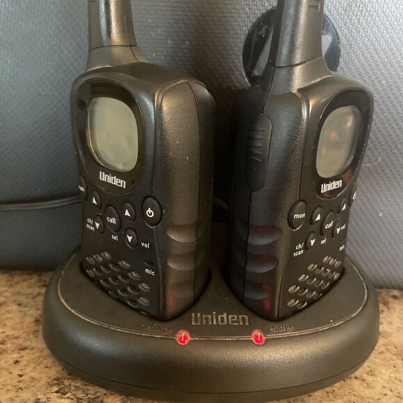 Set of 2 Uniden GMR635-2CK Walkie Talkies w/Charger and working Batteries